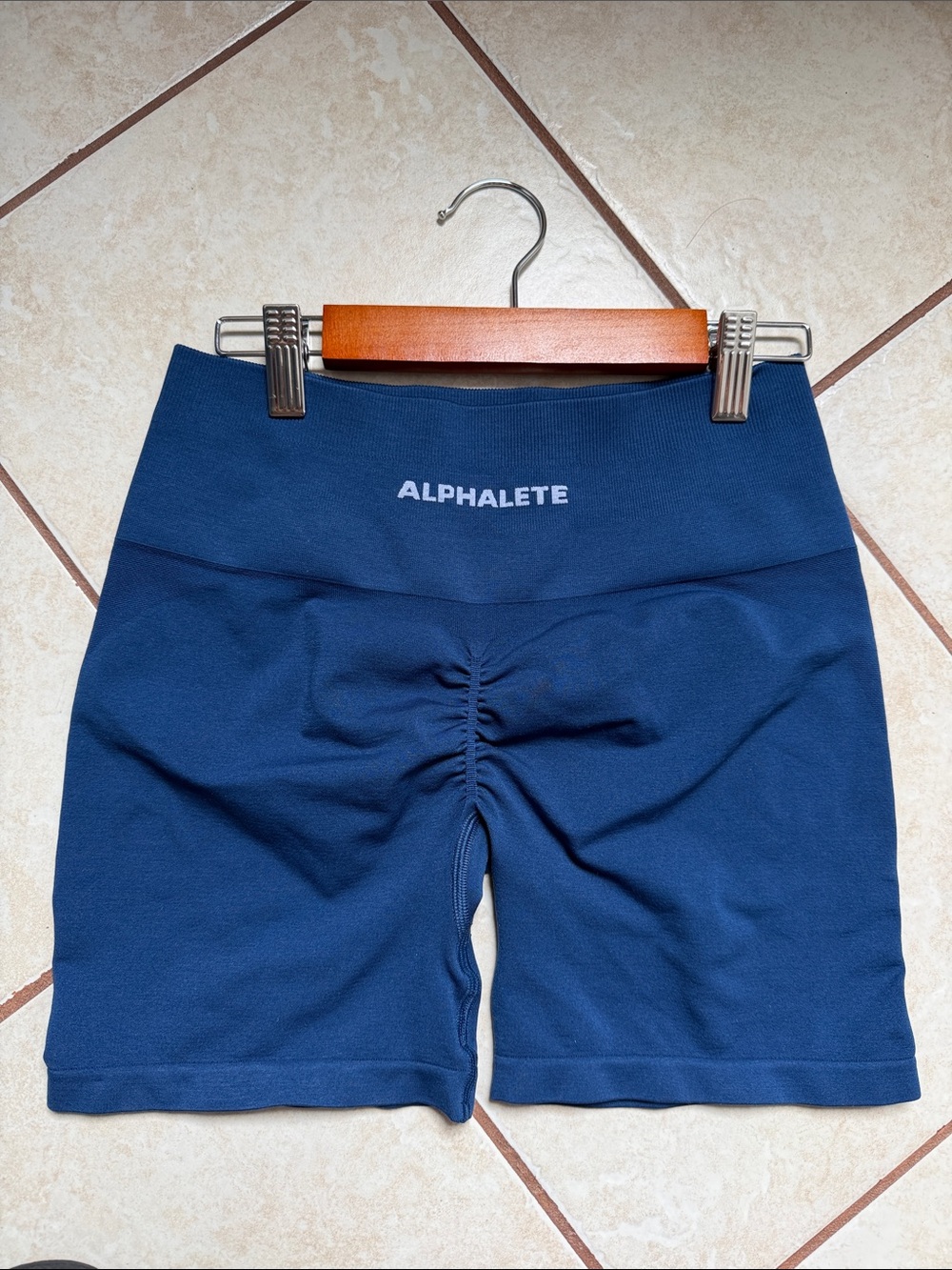 Alphalete amplify Shorts - Picture 2 of 4